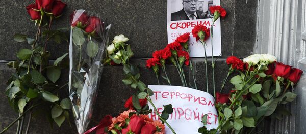 Москвичи несут цветы к зданию МИД РФ в связи с гибелью посла России в Турции А. Карлова - Sputnik Южная Осетия