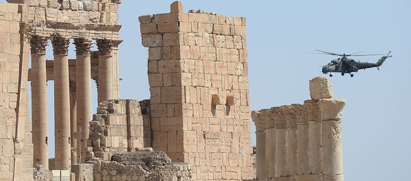Вертолет ВКС РФ в небе над исторической частью Пальмиры Вертолет ВКС РФ в небе над исторической частью Пальмиры - Sputnik Южная Осетия