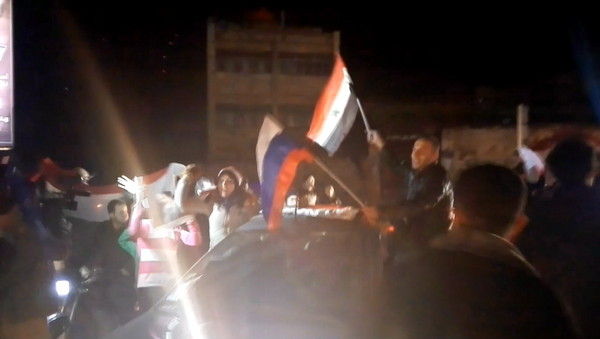 Жители Алеппо с флагами Сирии и РФ пели и танцевали после освобождения Алеппо - Sputnik Южная Осетия