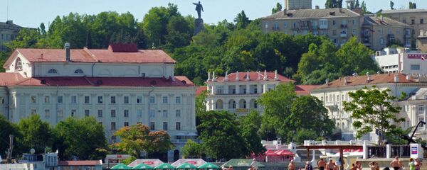 Отдыхающие на одном из пляжей города Севастополя. Отдыхающие на одном из пляжей города Севастополя. - Sputnik Южная Осетия