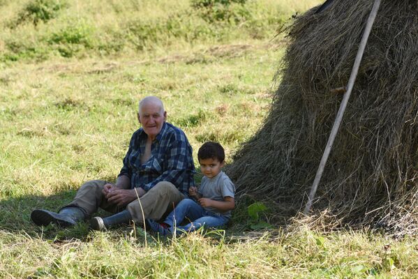 Дед с внуком в селе Елтура - Sputnik Южная Осетия