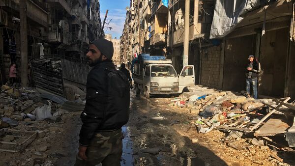 Боец сирийской армии на улице восточного квартала Алеппо - Sputnik Южная Осетия