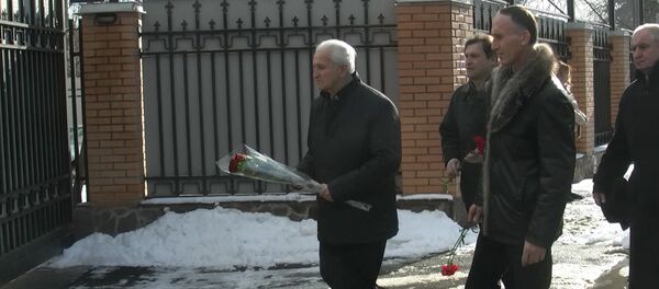 Правительство Южной Осетии возложило цветы к зданию посольства России Правительство Южной Осетии возложило цветы к зданию посольства России - Sputnik Южная Осетия