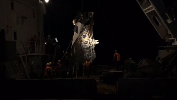 Спасатели МЧС подняли из Черного моря часть фюзеляжа Ту-154. Кадры операции - Sputnik Южная Осетия