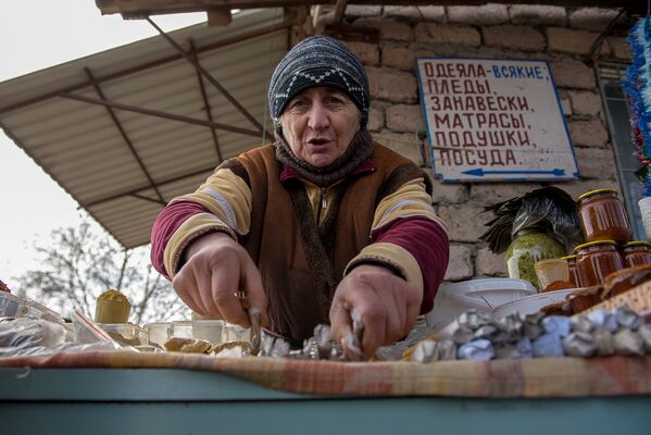 Особым спросом пользуются специи, которые обязательны для многих блюд, традиционных для новогоднего стола в Южной Осетии. - Sputnik Южная Осетия