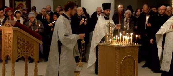 Зажжённые свечи и молитвы: В Париже прошла панихида по жертвам крушения Ту-154 - Sputnik Южная Осетия