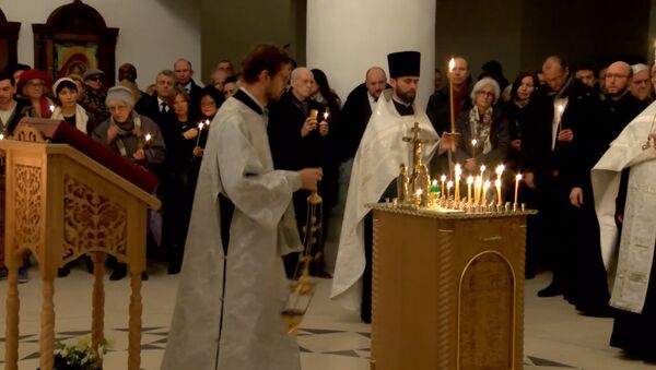 Зажжённые свечи и молитвы: В Париже прошла панихида по жертвам крушения Ту-154 - Sputnik Южная Осетия