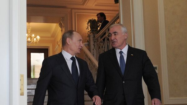 Президент РФ Владимир Путин во время встречи с президентом Южной Осетии Леонидом Тибиловым - Sputnik Южная Осетия