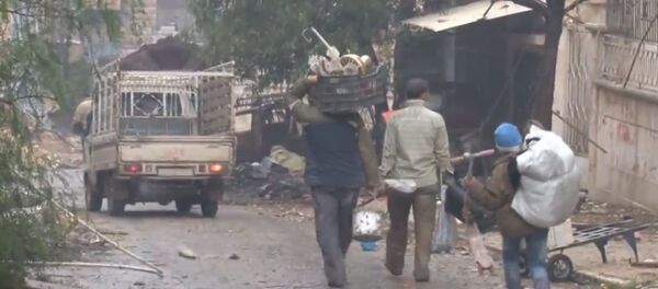 Мирные жители с мешками и сумками возвращаются домой в разрушенный Алеппо - Sputnik Южная Осетия