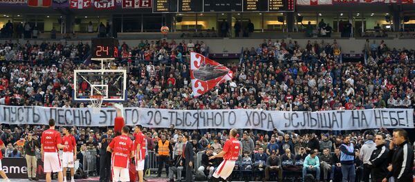 Болельщики БК Црвена Звезда вывесили баннер в память о погибших в авиакатастрофе самолета Минобороны РФ Ту-154 Болельщики БК Црвена Звезда вывесили баннер в память о погибших в авиакатастрофе самолета Минобороны РФ Ту-154 - Sputnik Южная Осетия