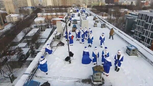 Дед Мороз с крыши: как в одной из больниц Москвы поздравили детей с Рождеством - Sputnik Южная Осетия