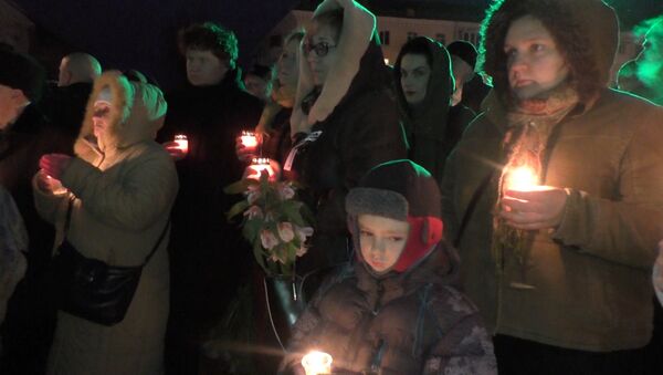 Жители Луганска зажгли сотни свечей на акции памяти жертв конфликта в Донбассе - Sputnik Южная Осетия