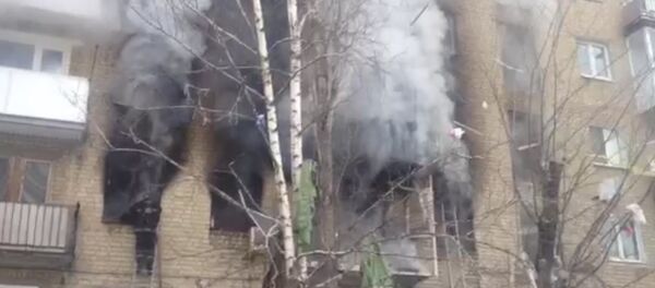 Густой черный дым валил из окон квартир в Саратове после взрыва бытового газа Густой черный дым валил из окон квартир в Саратове после взрыва бытового газа - Sputnik Южная Осетия