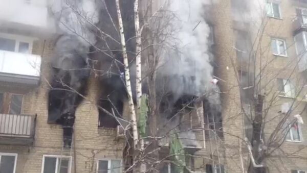 Густой черный дым валил из окон квартир в Саратове после взрыва бытового газа - Sputnik Южная Осетия