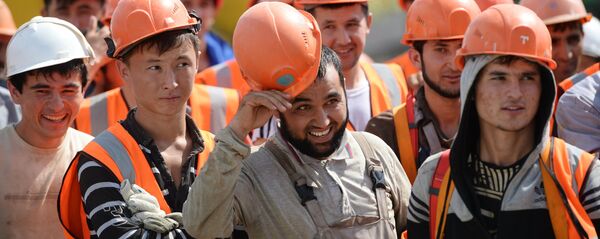 Рабочие на строительной площадке Центрального стадиона в Екатеринбурге Рабочие на строительной площадке Центрального стадиона в Екатеринбурге - Sputnik Южная Осетия