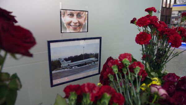 Люди несут цветы к аэропорту Сочи в память о погибших в авиакатастрофе - Sputnik Южная Осетия