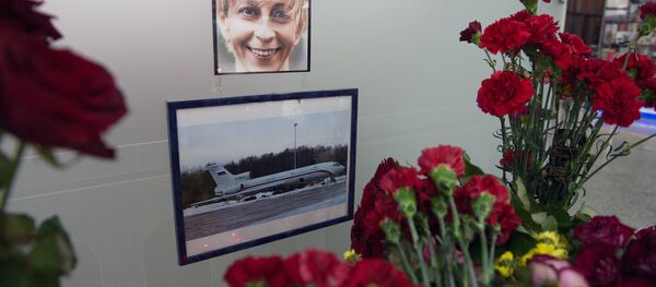 Люди несут цветы к аэропорту Сочи в память о погибших в авиакатастрофе Люди несут цветы к аэропорту Сочи в память о погибших в авиакатастрофе - Sputnik Южная Осетия