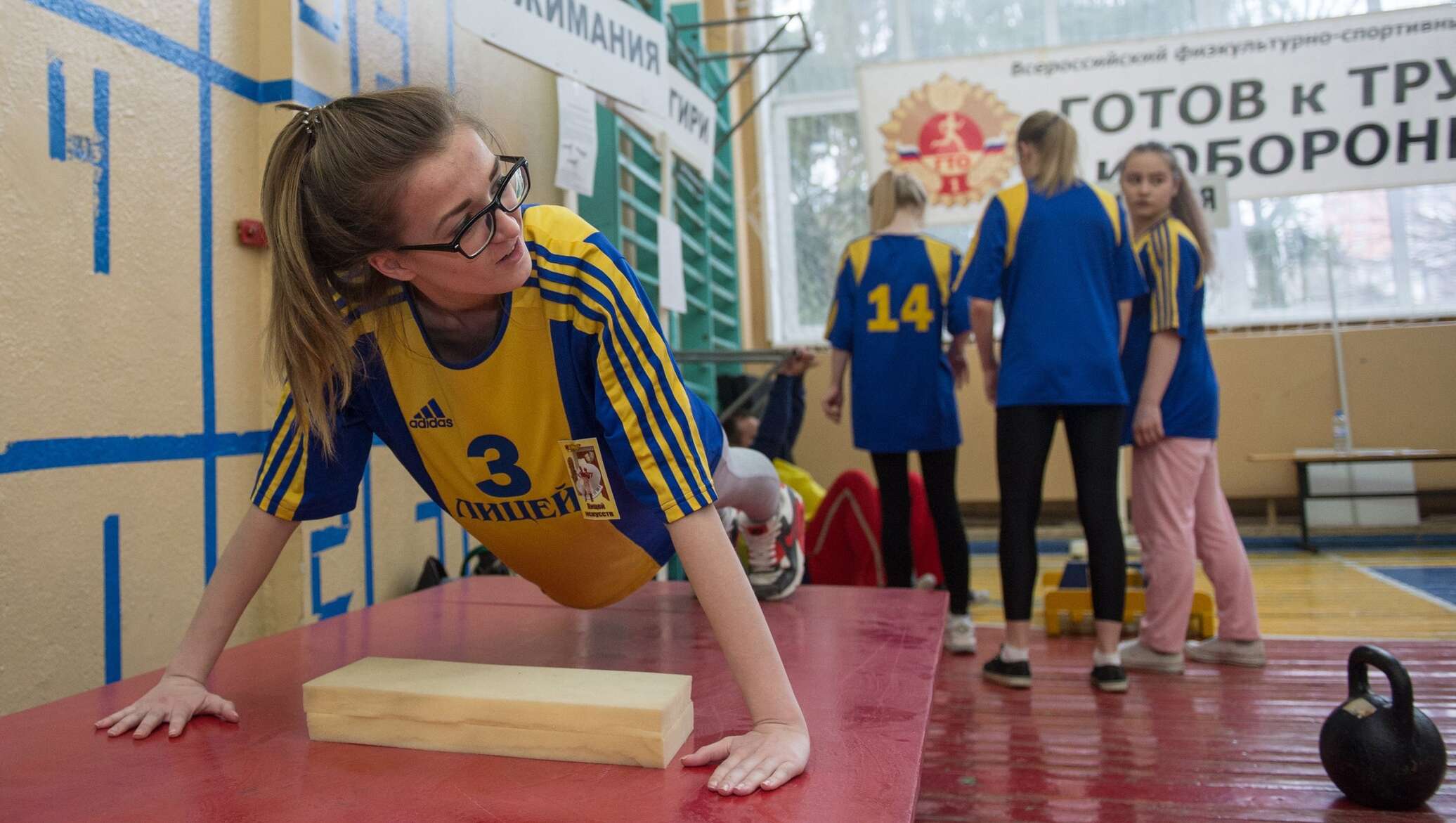 школьники сдавали нормы гто. школьники сдают гто. школьники сдавали нормы гто. гто сдача нормативов в школе. сдача норм гто картинки.