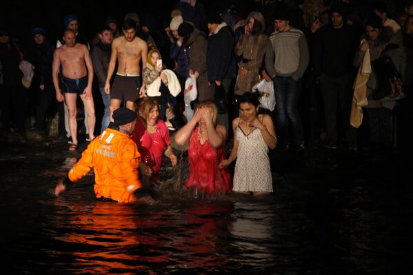 Верующие окунаются в ледяные воды реки Фиагдон - Sputnik Южная Осетия