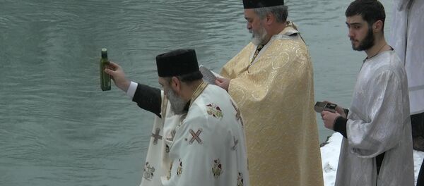 Цхинвальцы массово крестились в водах Лиахвы - Sputnik Южная Осетия