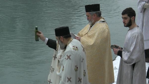 Цхинвальцы массово крестились в водах Лиахвы - Sputnik Хуссар Ирыстон
