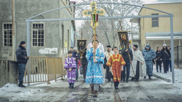 В Храме Рождества Пресвятой Богородицы состоялась служба, после которой православные прошли крестным ходом к реке Лиахва - Sputnik Южная Осетия