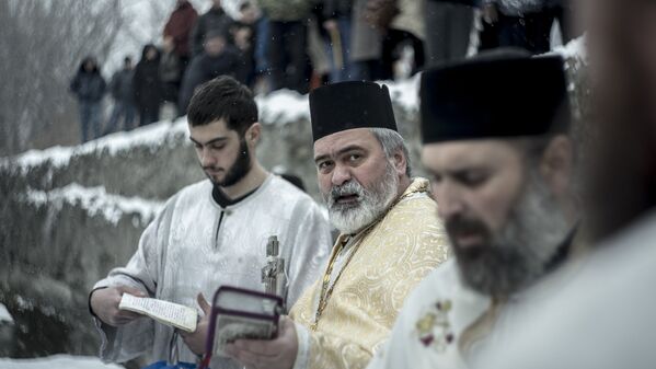 Обряд проводил его священник Аланской епархии отец Иаков (Хетагуров) - Sputnik Южная Осетия