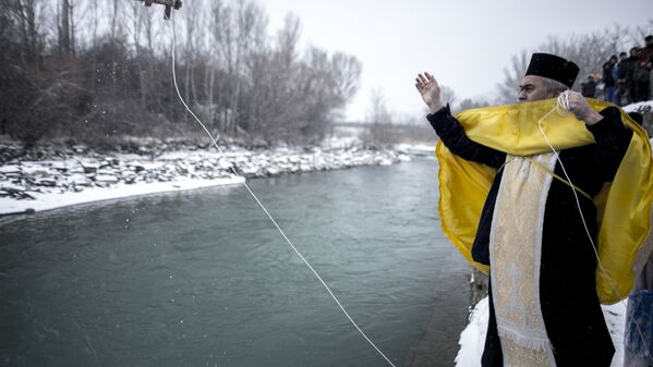 Перед началом обряда воду в реке освятили - Sputnik Южная Осетия
