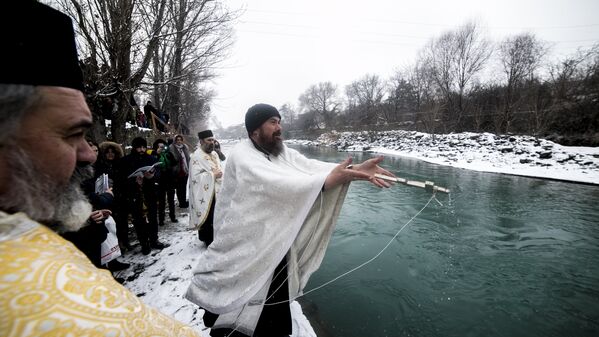 Перед началом обряда воду в реке освятили - Sputnik Южная Осетия