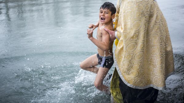 Дети были не в восторге от холодной воды - Sputnik Южная Осетия