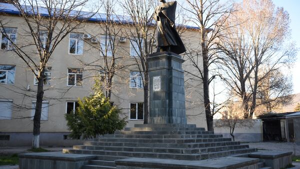 Памятник Коста Хетагурову в центре Цхинвала - Sputnik Южная Осетия