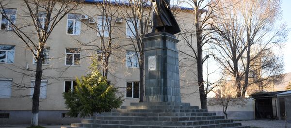 Памятник Коста Хетагурову в центре Цхинвала Памятник Коста Хетагурову в центре Цхинвала - Sputnik Хуссар Ирыстон