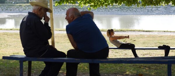 Отдыхающие на городском озере Цхинвала Отдыхающие на городском озере Цхинвала - Sputnik Южная Осетия