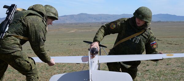 Военнослужащие ЮВО готовят к полету беспилотный летательный аппарат Военнослужащие ЮВО готовят к полету беспилотный летательный аппарат - Sputnik Южная Осетия