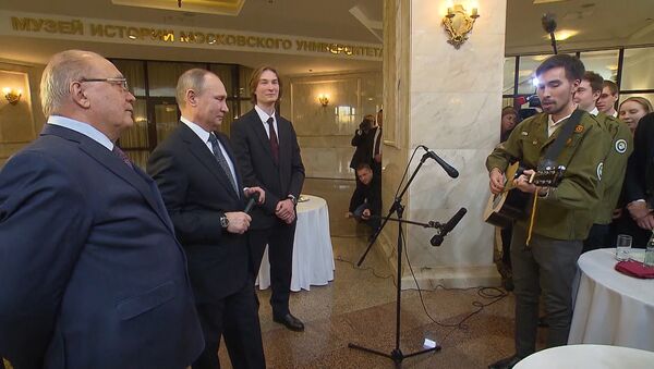 Путин вместе со студентом МГУ спел песню про космос - Sputnik Южная Осетия