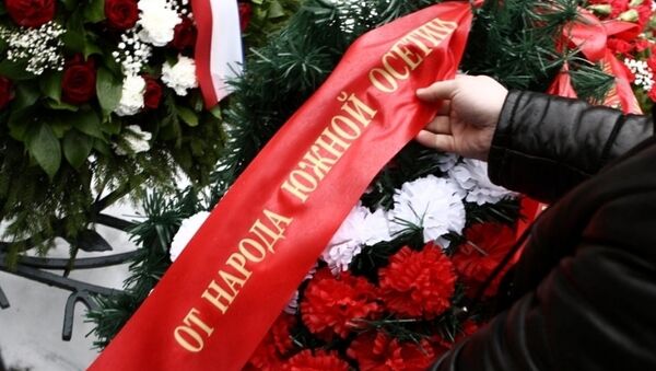 Венок от народа Южной Осетии в память жертв блокады Ленинграда  - Sputnik Южная Осетия