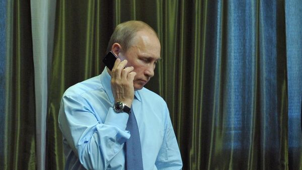 Президент России Владимир Путин во время телефонного разговора - Sputnik Южная Осетия