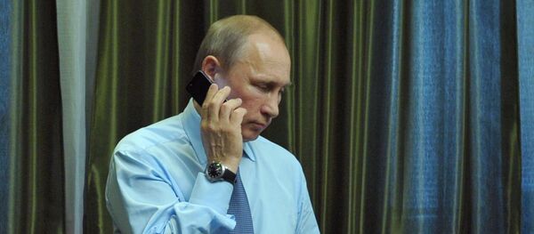 Президент России Владимир Путин во время телефонного разговора Президент России Владимир Путин во время телефонного разговора - Sputnik Южная Осетия