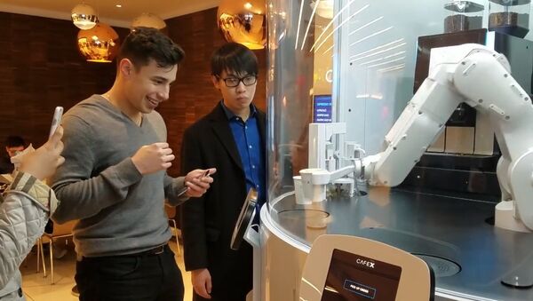 Робот-бариста в обсуживает посетителей кофейни в Сан-Франциско - Sputnik Южная Осетия