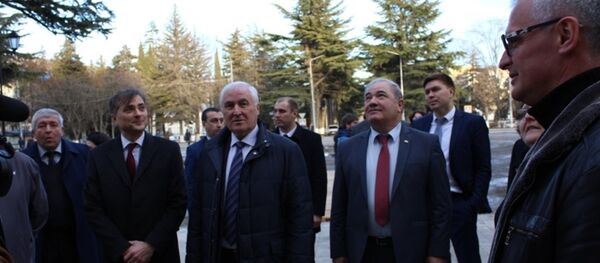 Президент РЮО Леонид Тибилов и помощник президента РФ осматривают здание театра Президент РЮО Леонид Тибилов и помощник президента РФ осматривают здание театра - Sputnik Хуссар Ирыстон