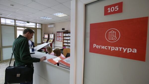 Посетитель у регистрационного стола в поликлинике - Sputnik Южная Осетия