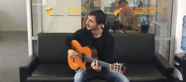 Сослан Кулумбеков пел для Sputnik на осетинском и испанском - Sputnik Южная Осетия