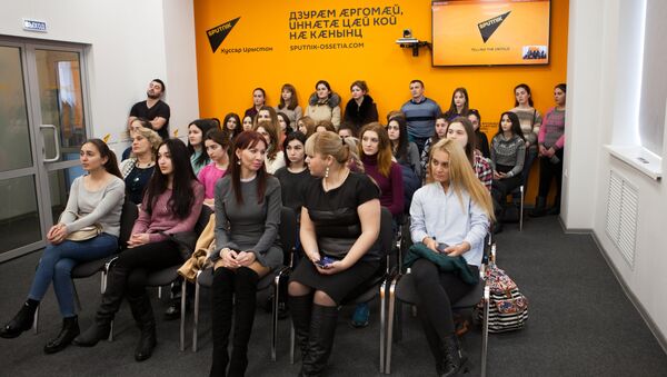 Студенты и журналисты на мастер-классе в пресс-центре Sputnik - Sputnik Южная Осетия