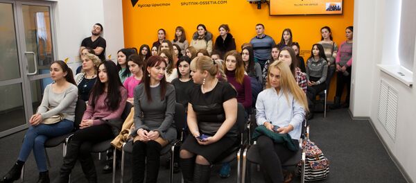 Студенты и журналисты на мастер-классе в пресс-центре Sputnik Студенты и журналисты на мастер-классе в пресс-центре Sputnik - Sputnik Южная Осетия