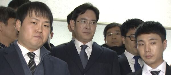 Кадры задержания главы Samsung Кадры задержания главы Samsung - Sputnik Южная Осетия