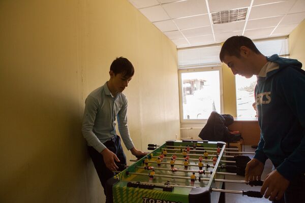 В настольный футбол в основном играют ученики старших классов - Sputnik Южная Осетия