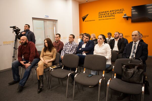 Журналисты и гости на презентации книги Яны Амелиной - Sputnik Южная Осетия