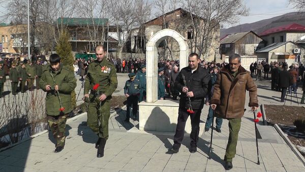 В Цхинвале возложили цветы и венки к памятникам Защитникам Отечества - Sputnik Южная Осетия