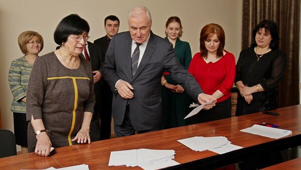 Президент Южной Осетии сдает экзамен в ЦИКе - Sputnik Южная Осетия