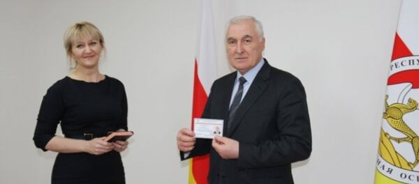 Леониду Тибилову вручили удостоверение кандидата в президенты Леониду Тибилову вручили удостоверение кандидата в президенты - Sputnik Южная Осетия